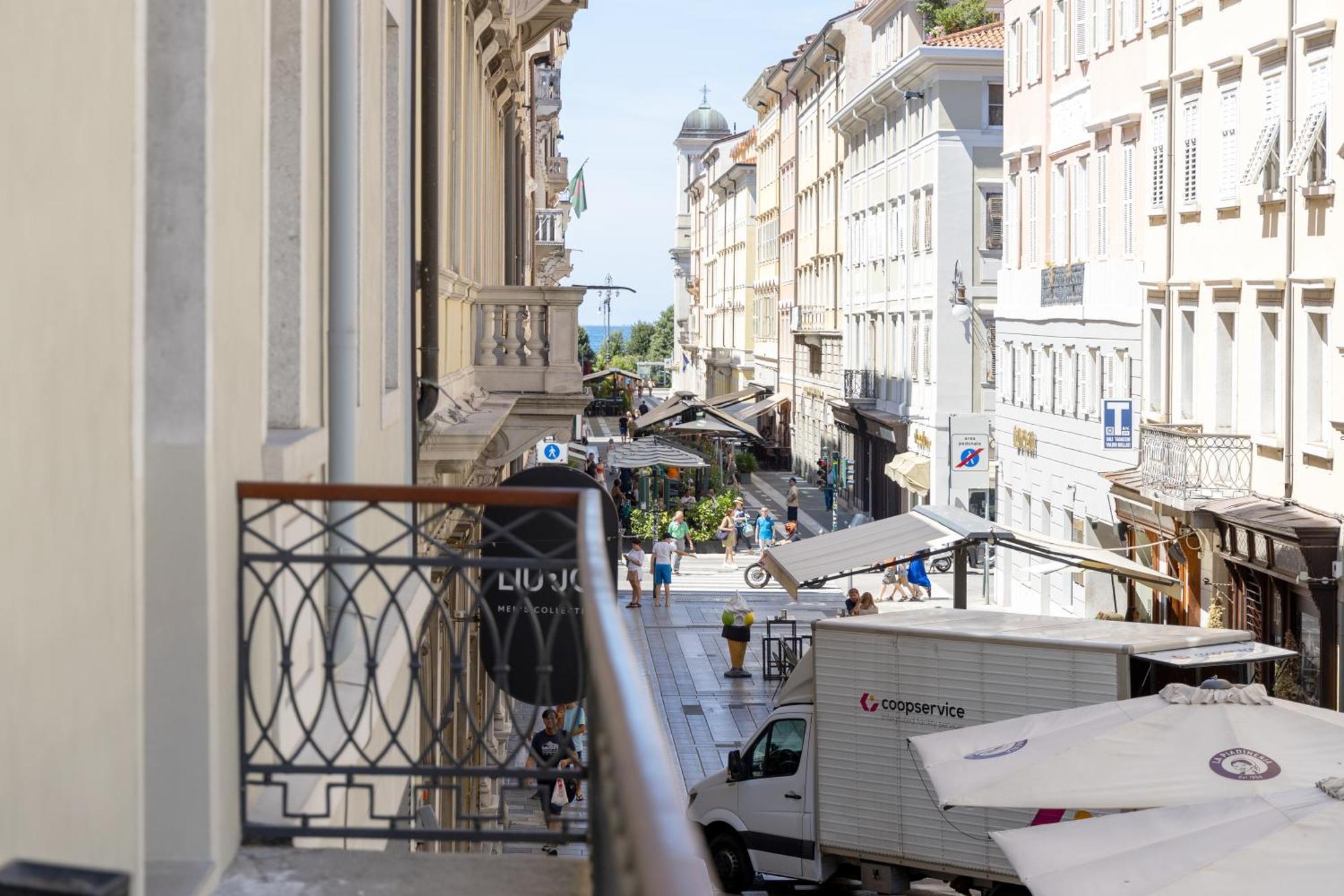 Teatro Romano Exclusive Suites Триест Экстерьер фото